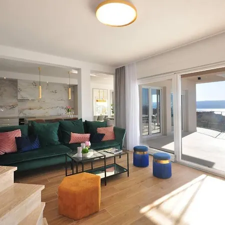Vila With Sea View And Pool